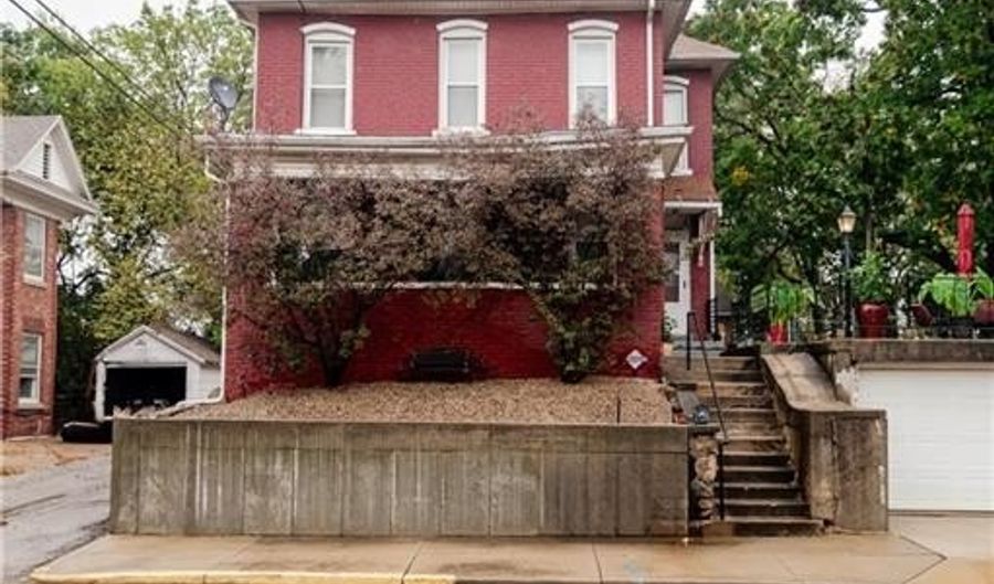 212 N 9th St, Atchison, KS 66002 - 3 Beds, 1 Bath