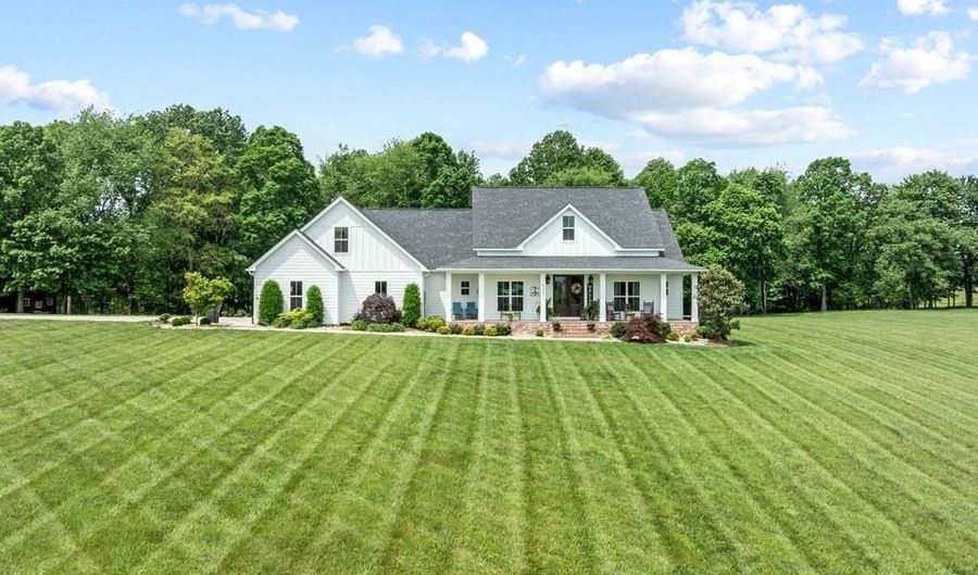 8275 Medlin Rd, Baxter, TN 38544 - 4 Beds, 3 Bath