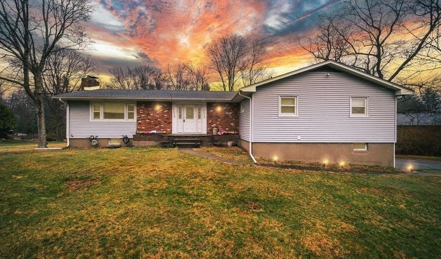 20 Provost Dr, Airmont, NY 10901 - 3 Beds, 2 Bath