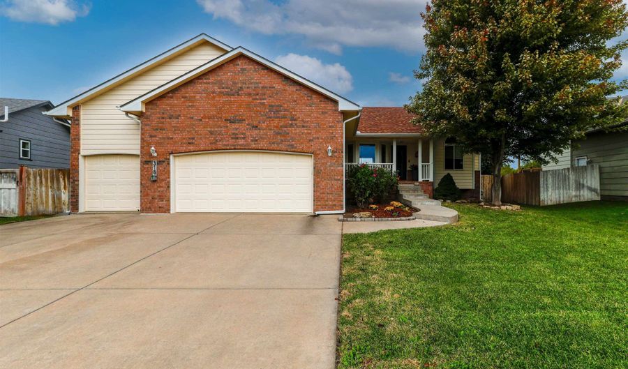 318 W Tuscany, Andover, KS 67002 - 4 Beds, 3 Bath