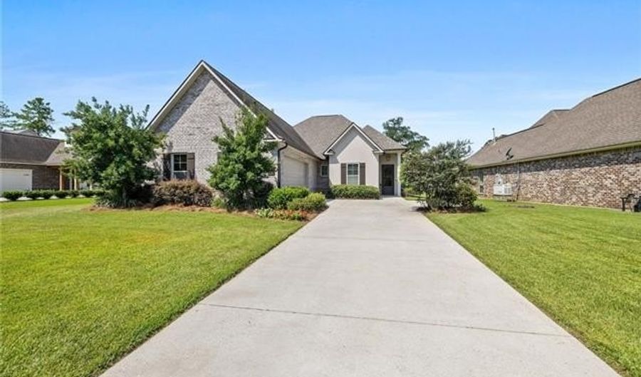 23375 NOBLE OAK Dr, Springfield, LA 70462 - 4 Beds, 3 Bath
