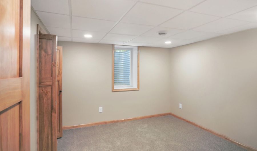 12857 387th Ave, Aberdeen, SD 57401 - 4 Beds, 2 Bath