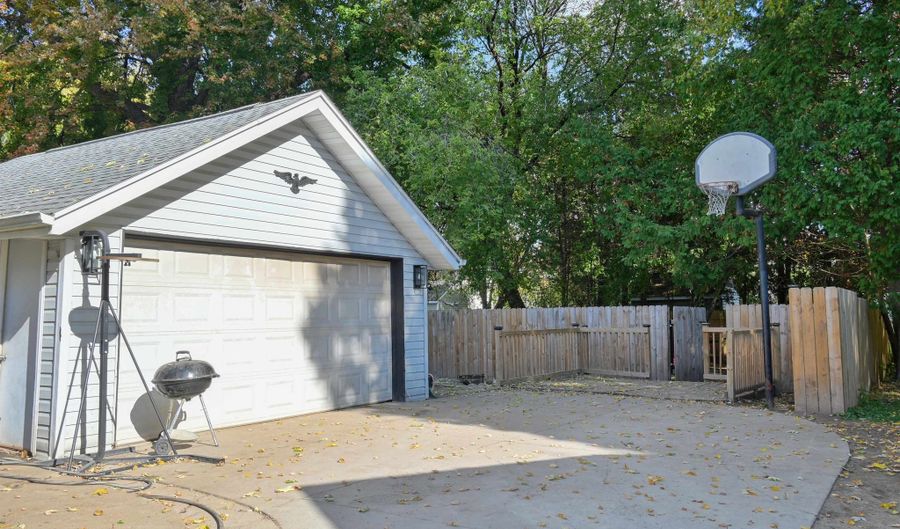 500 S PIERCE Ave, Appleton, WI 54914 - 4 Beds, 2 Bath