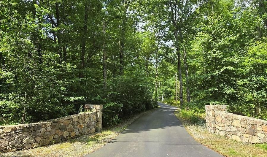 102 Bramble Bush Rd, Coventry, RI 02816 - 3 Beds, 3 Bath