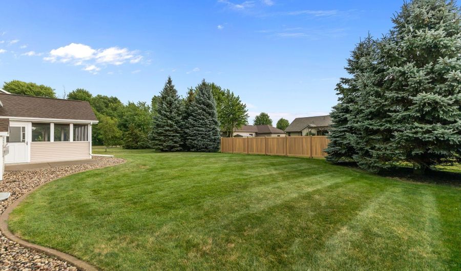 4013 E BENVALLEY Dr, Appleton, WI 54913 - 3 Beds, 3 Bath