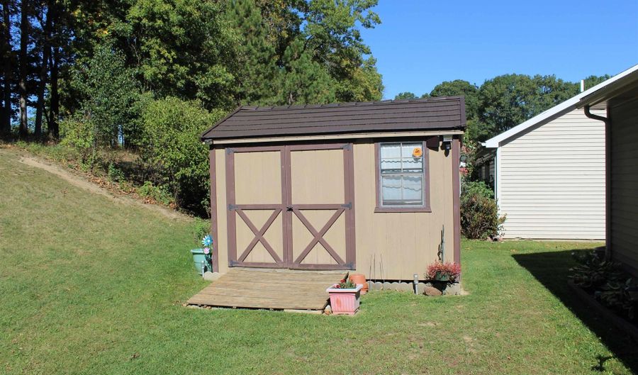 811 Thomas Dr, Angola, IN 46703 - 3 Beds, 2 Bath