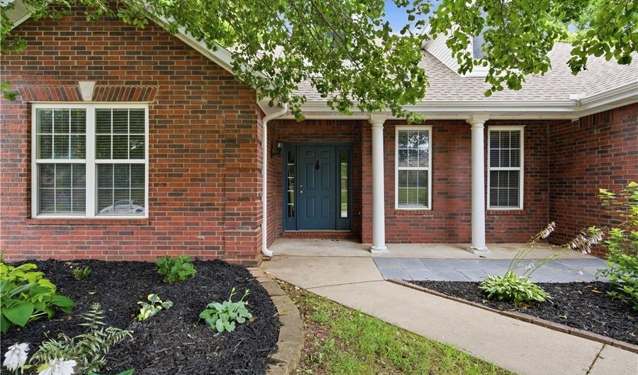 305 NW Palomino St, Bentonville, AR 72712 - 3 Beds, 2 Bath