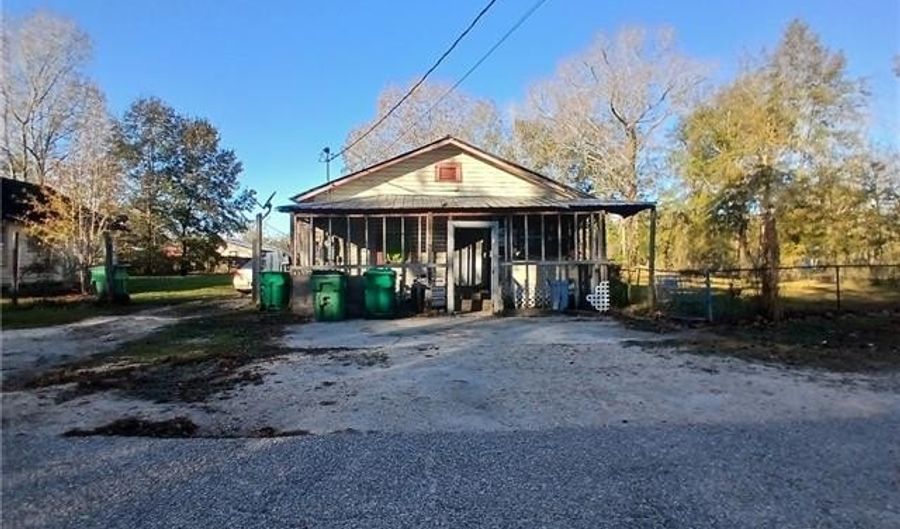 1119 DAVIS St, Bogalusa, LA 70427 - 4 Beds, 2 Bath