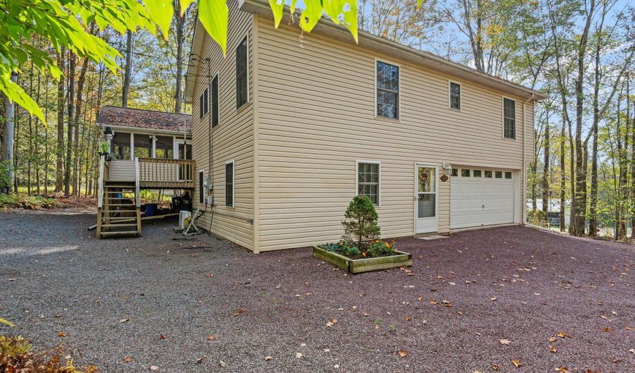104 Merriment Ln, Blakeslee, PA 18610 - 4 Beds, 3 Bath