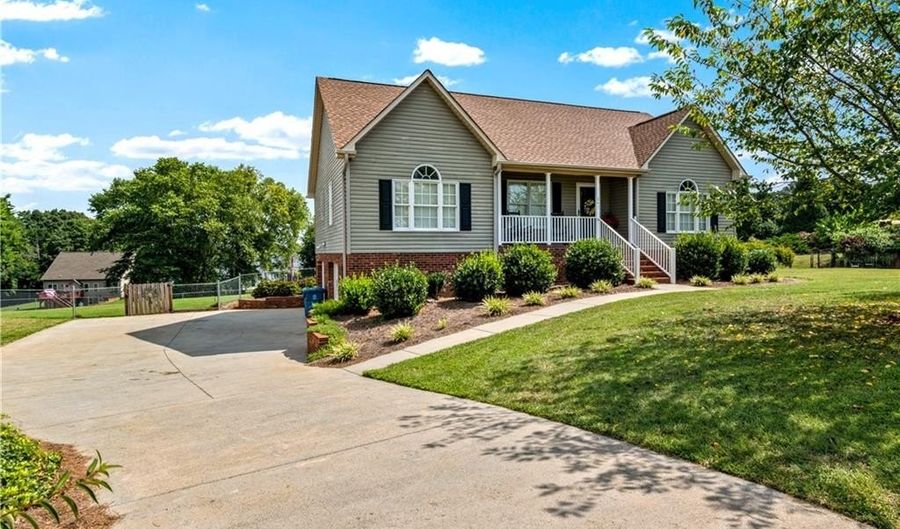247 Peoples Creek Rd, Advance, NC 27006 - 3 Beds, 3 Bath