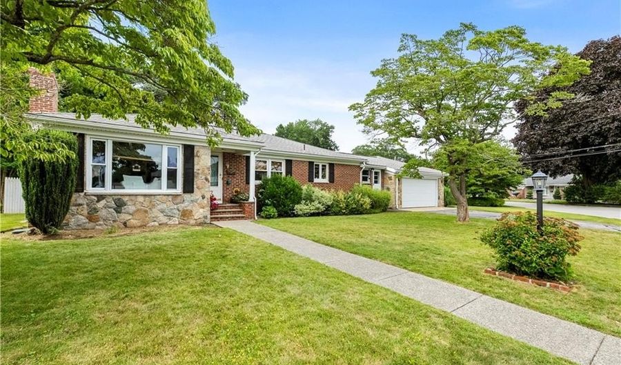 17 Golini Dr, Johnston, RI 02919 - 3 Beds, 2 Bath