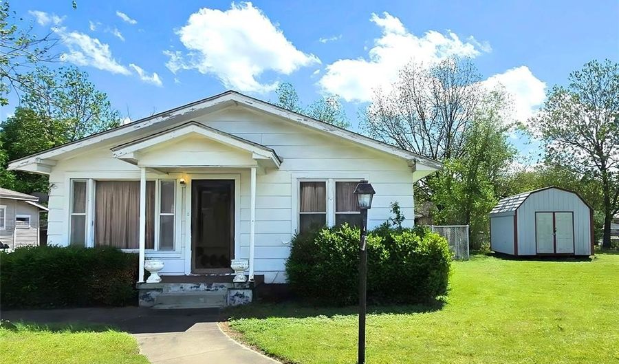 204 NE 10th Ave, Ardmore, OK 73401 - 2 Beds, 2 Bath
