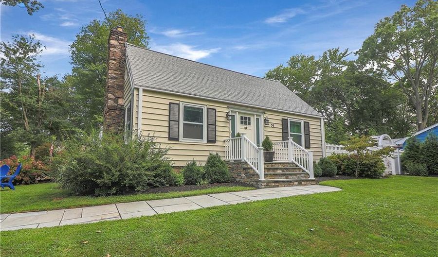 39 Woodcrest Ave, Trumbull, CT 06611 - 4 Beds, 2 Bath