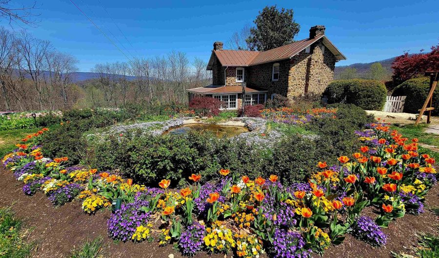 128 ROCKFISH ORCHARD Dr, Afton, VA 22920 - 4 Beds, 4 Bath