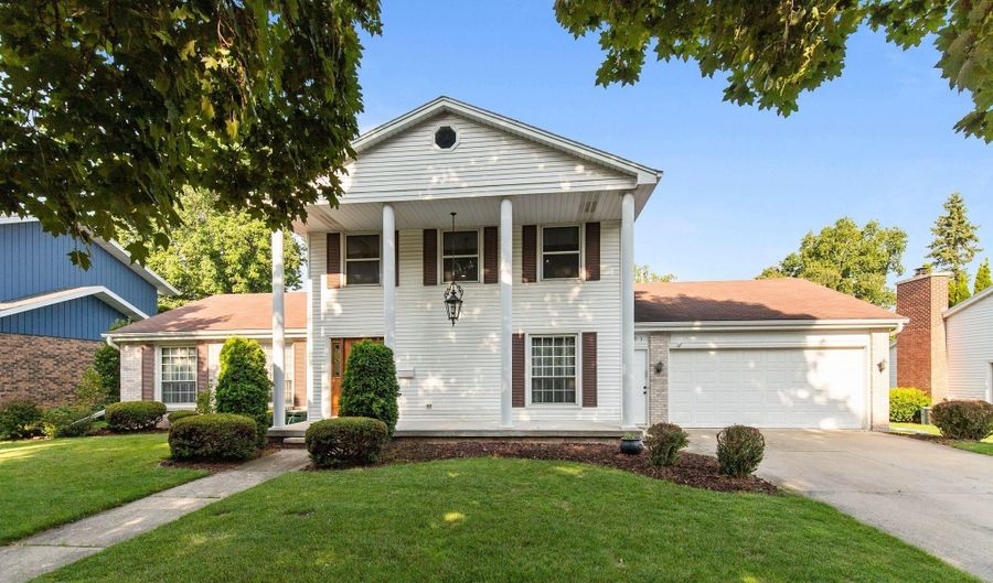 2601 BEECHWOOD Ct, Appleton, WI 54911 - 4 Beds, 3 Bath