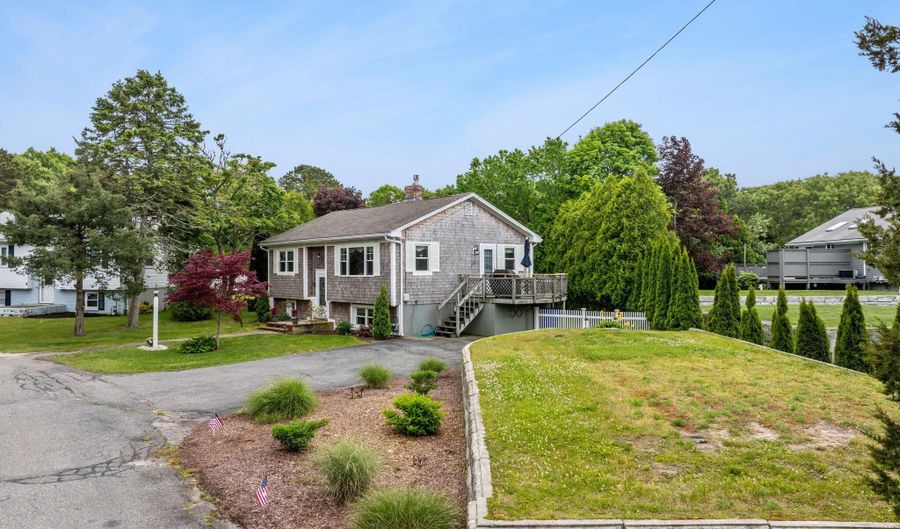 8 Stackpole Cir, Bourne, MA 02532 - 4 Beds, 2 Bath
