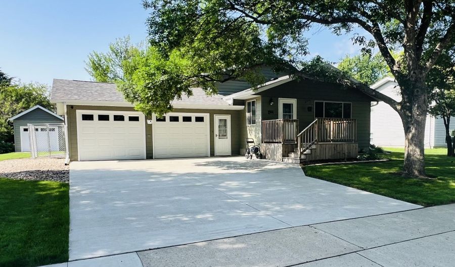 622 NE 23rd Ave, Aberdeen, SD 57401 - 3 Beds, 2 Bath