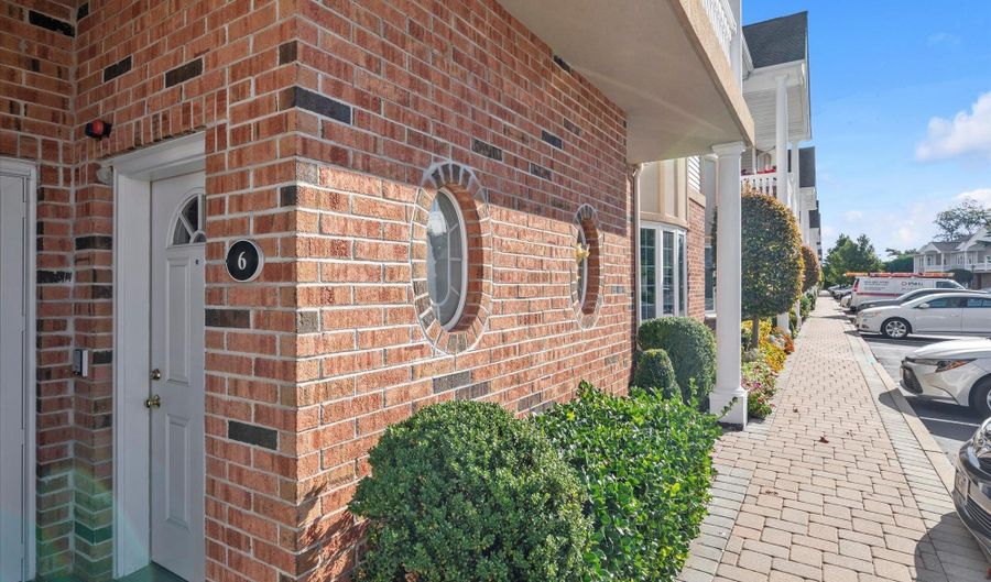 6 Sarah Ct, Amityville, NY 11701 - 2 Beds, 2 Bath
