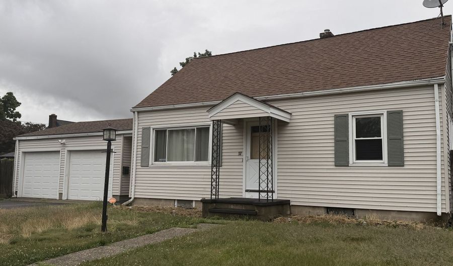 37 E Kensington Pl, Bridgeport, CT 06610 - 2 Beds, 1 Bath
