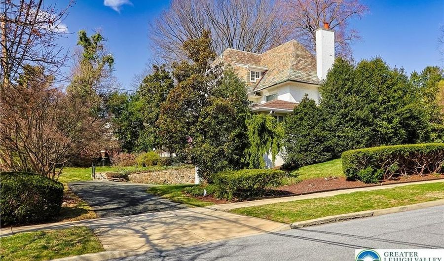 2730 Chew St, Allentown, PA 18104 - 5 Beds, 4 Bath
