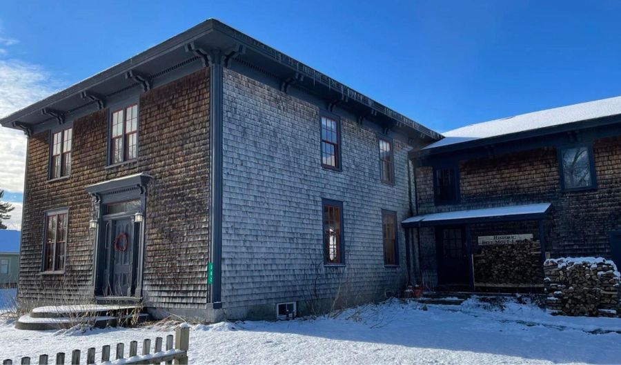 382 S Main St, Alburgh, VT 05440 - 5 Beds, 6 Bath