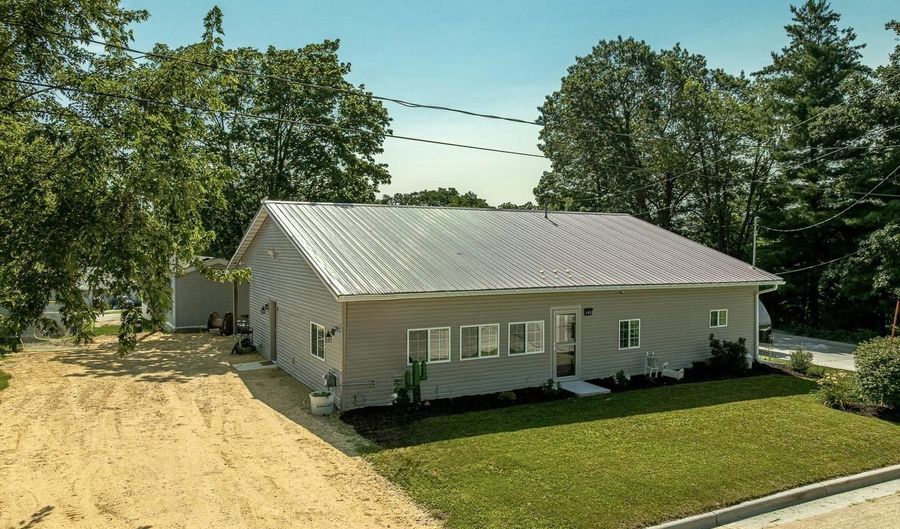 102 Union St, Albany, WI 53502 - 3 Beds, 1 Bath
