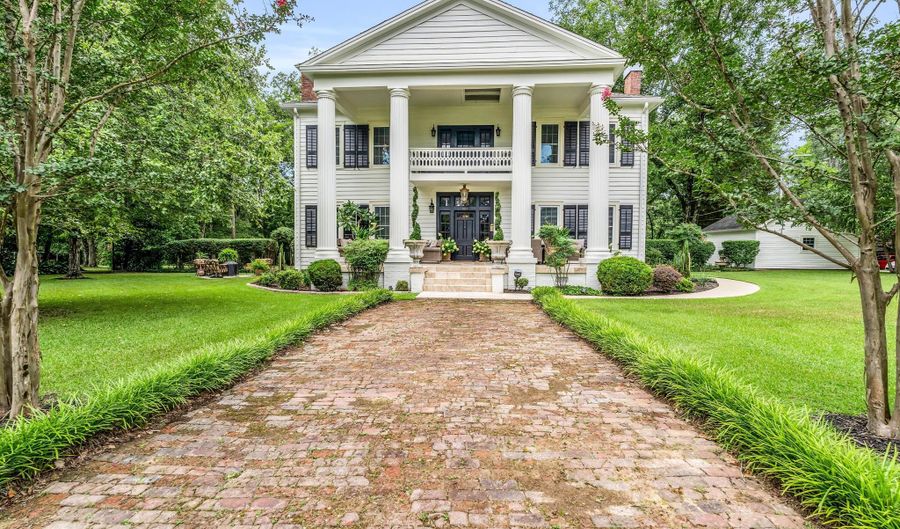 423 S Matubba St, Aberdeen, MS 39730 - 4 Beds, 3 Bath