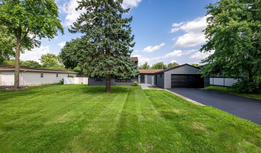 4 N327 7th Ave, Addison, IL 60101 - 4 Beds, 3 Bath