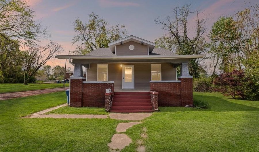 1129 E 7th St, Alton, IL 62002 - 2 Beds, 1 Bath