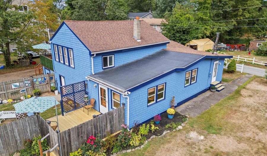 116 Pond St, Newton, NH 03858 - 3 Beds, 3 Bath