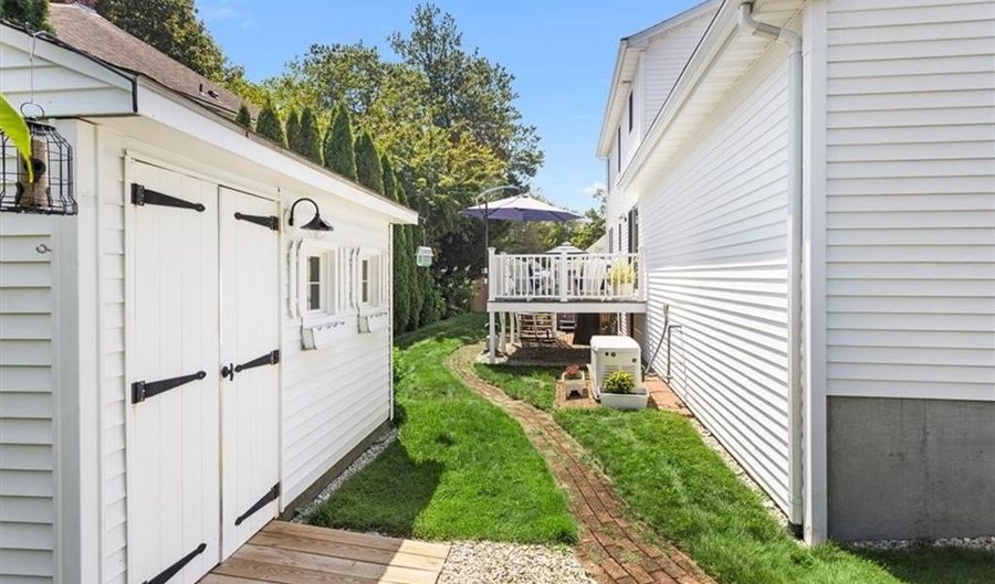 8 Mckay Ct, Warwick, RI 02889 - 3 Beds, 2 Bath