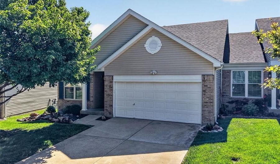812 Whispering Village Cir, Ballwin, MO 63021 - 2 Beds, 3 Bath