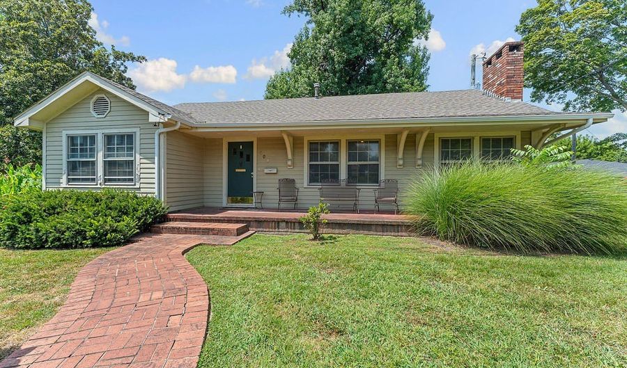 607 NW Jefferson St, Bentonville, AR 72712 - 3 Beds, 2 Bath