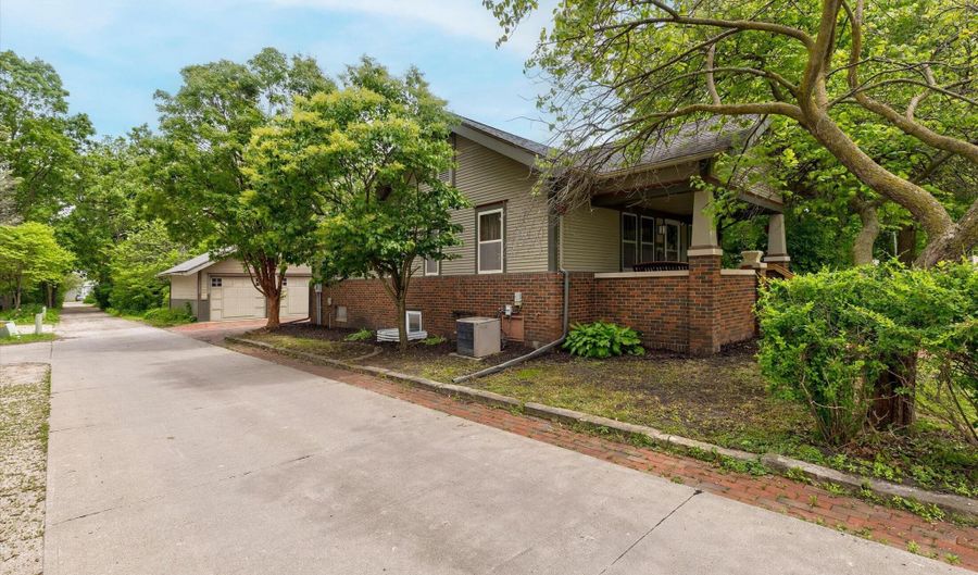818 Northwestern Ave, Ames, IA 50010 - 3 Beds, 2 Bath