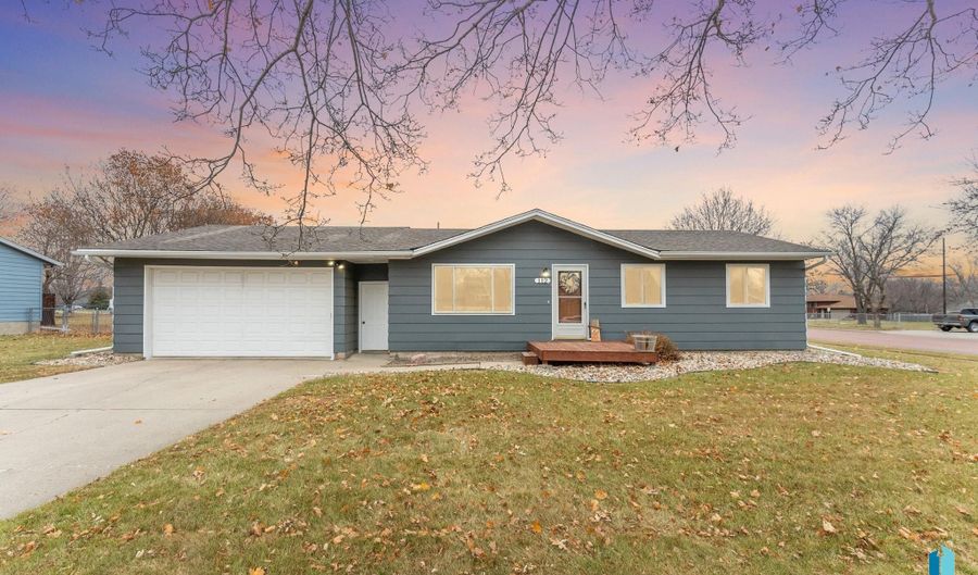 112 E Glenwood Dr, Brandon, SD 57005 - 5 Beds, 2 Bath