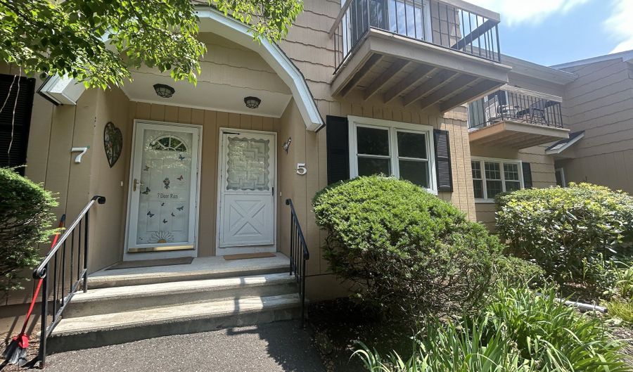 5 Deer Run 5, Bethel, CT 06801 - 2 Beds, 2 Bath