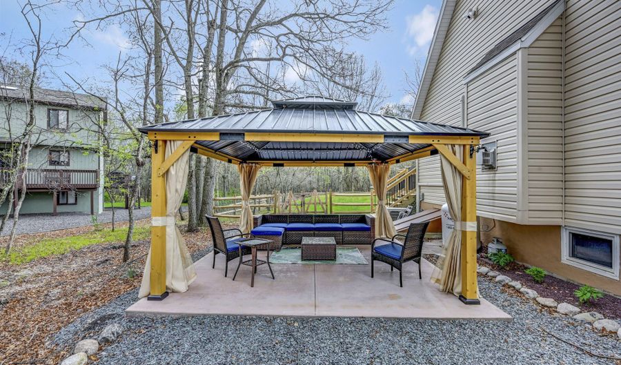 52 Tennyson Cir, Albrightsville, PA 18210 - 3 Beds, 2 Bath
