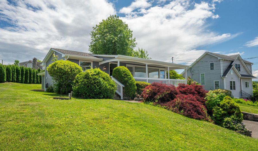 5 Lilac Ln, Brookfield, CT 06804 - 3 Beds, 2 Bath