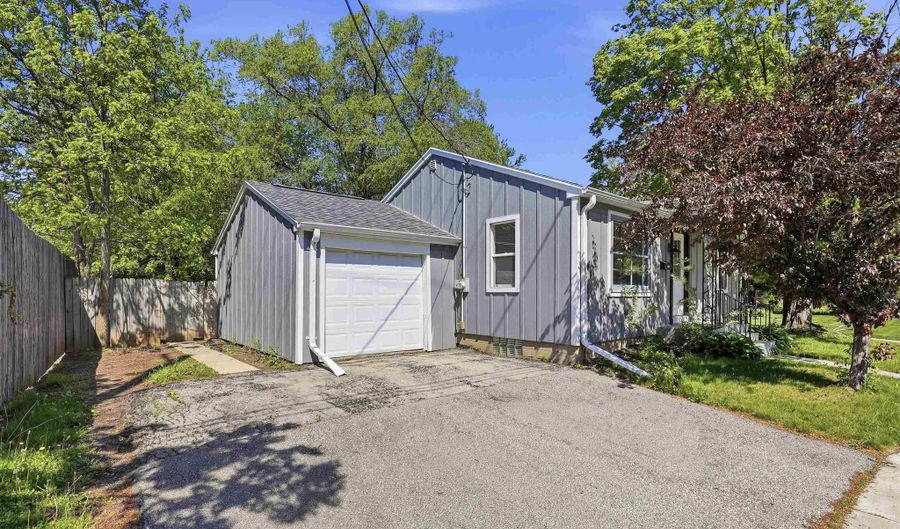 1831 S ONEIDA St, Appleton, WI 54915 - 2 Beds, 1 Bath