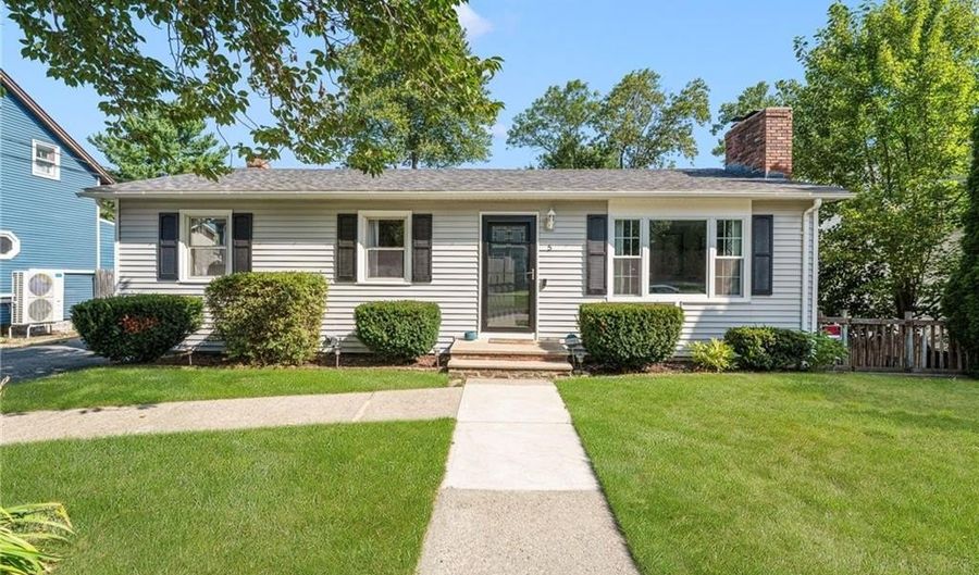 5 Versailles St, Cranston, RI 02920 - 3 Beds, 2 Bath