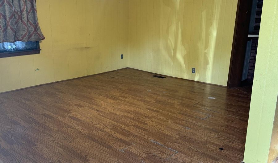 323 N Springfield, Anthony, KS 67003 - 5 Beds, 2 Bath