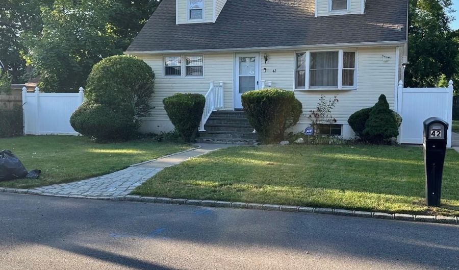 42 Benburb St, Amityville, NY 11701 - 4 Beds, 2 Bath