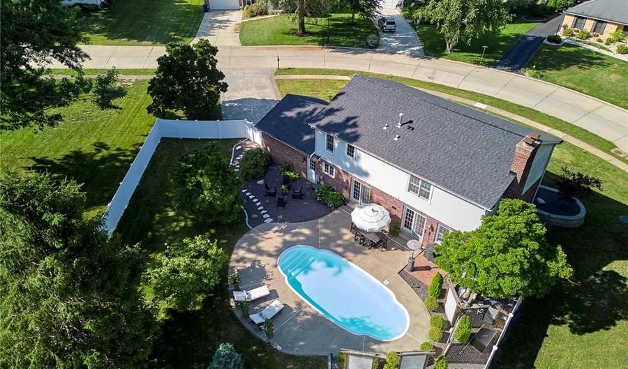 1093 Del Ebro Dr, Ballwin, MO 63011 - 4 Beds, 3 Bath
