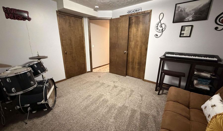 330 Fairview Dr, Aurora, NE 68818 - 4 Beds, 3 Bath