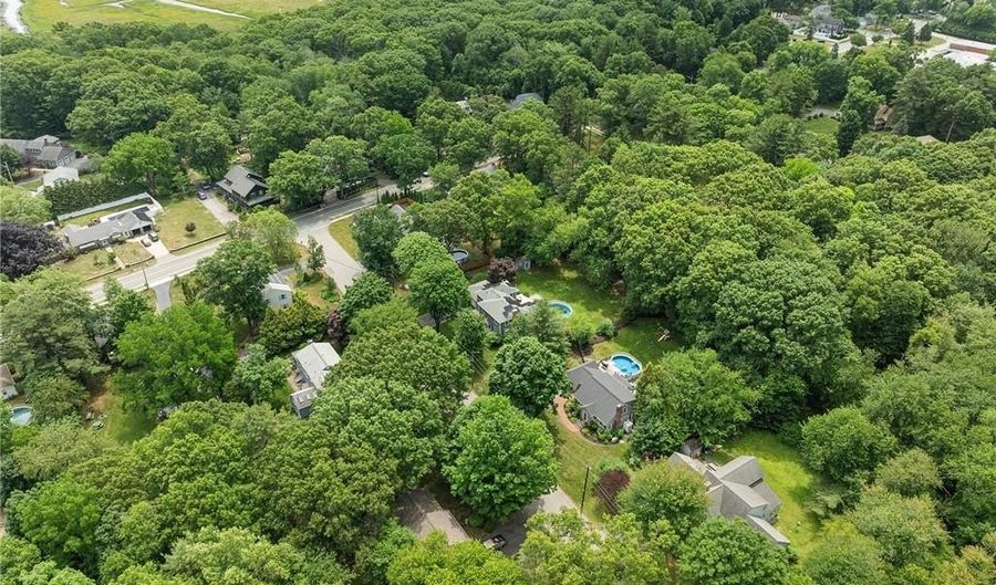 27 Christine Dr, Barrington, RI 02806 - 5 Beds, 3 Bath