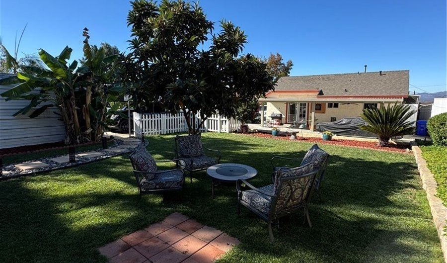 637 Iowa, Fallbrook, CA 92028 - 2 Beds, 1 Bath