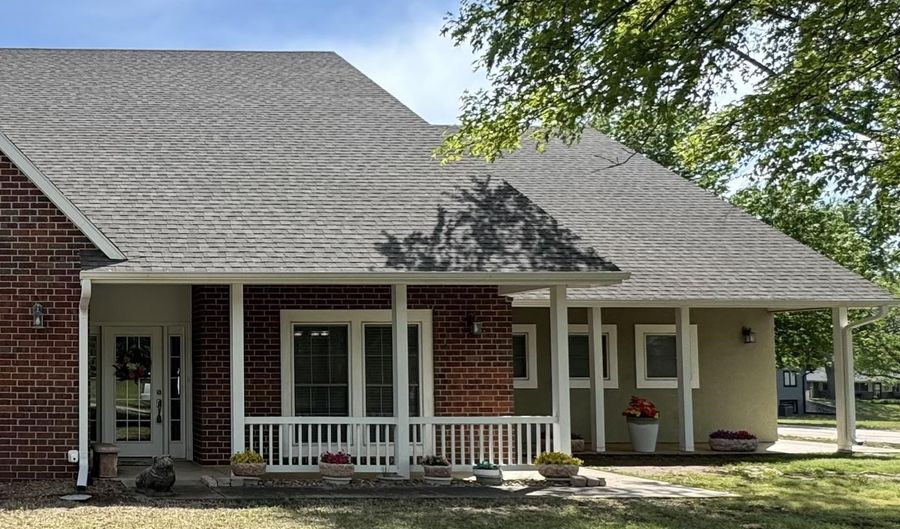 1923 Eastridge Dr, Arkansas City, KS 67005 - 4 Beds, 3 Bath