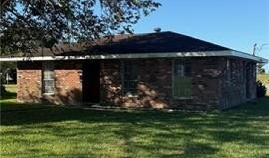 14070 HIGHWAY 23 Hwy, Belle Chasse, LA 70037 - 2 Beds, 1 Bath