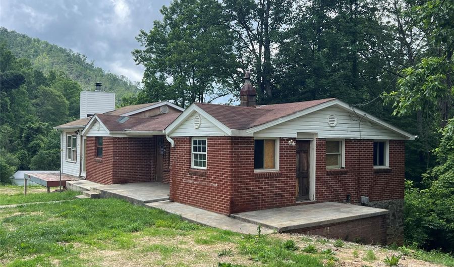 988 N Fork Rd, Barnardsville, NC 28709 - 2 Beds, 1 Bath