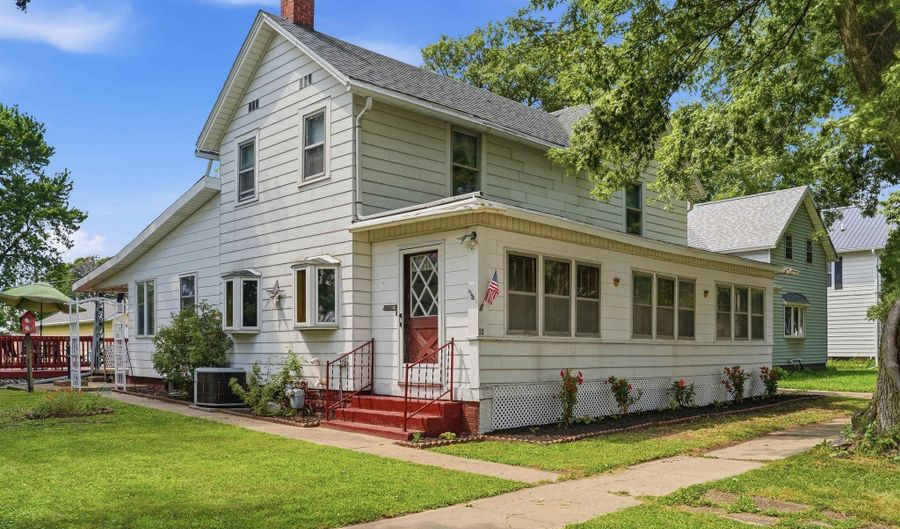 22 N Metcalf Ave, Amboy, IL 61310 - 4 Beds, 2 Bath